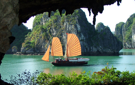 Thừa Thiên Huế là một điểm đến du lịch tuyệt vời ở Việt Nam, nơi bạn có thể tham quan các địa danh lịch sử như Đại Nội, Thiên Mụ Pagoda và Lăng Minh Mạng. Hãy xem hình ảnh để khám phá vẻ đẹp lịch sử của Thừa Thiên Huế.