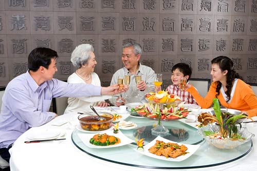 Thừa Thiên Huế là một trong những địa điểm đầy ý nghĩa và lịch sử của Việt Nam. Nếu bạn muốn thấy hình ảnh của một gia đình đang ngồi ăn cơm tại nơi này, hãy tham gia xem ảnh ngay bây giờ.
